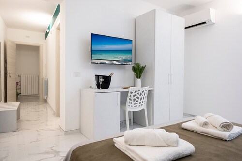 Guest House 'Verde Petrolio Elegance' with Shared Terrace, Wi-Fi and Air Conditioning