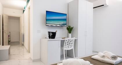 Guest House 'Verde Petrolio Elegance' with Shared Terrace, Wi-Fi and Air Conditioning