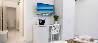 Guest House 'Verde Petrolio Elegance' with Shared Terrace, Wi-Fi and Air Conditioning