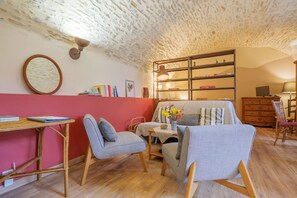 TV - Studio Apartment 'De Caractère Classé 3' with Wi-Fi (Les Vans)