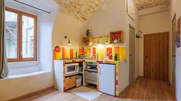 Refrigerador, microondas, placa de cocina, lavavajillas