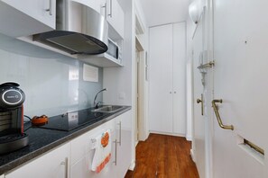 Kühlschrank, Mikrowelle, Herdplatte, Wasserkocher mit Kaffee-/Teezubehör