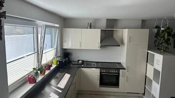 Fridge, oven, stovetop, coffee/tea maker