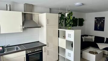 Geladeira, fogão, cooktop, cafeteira/chaleira