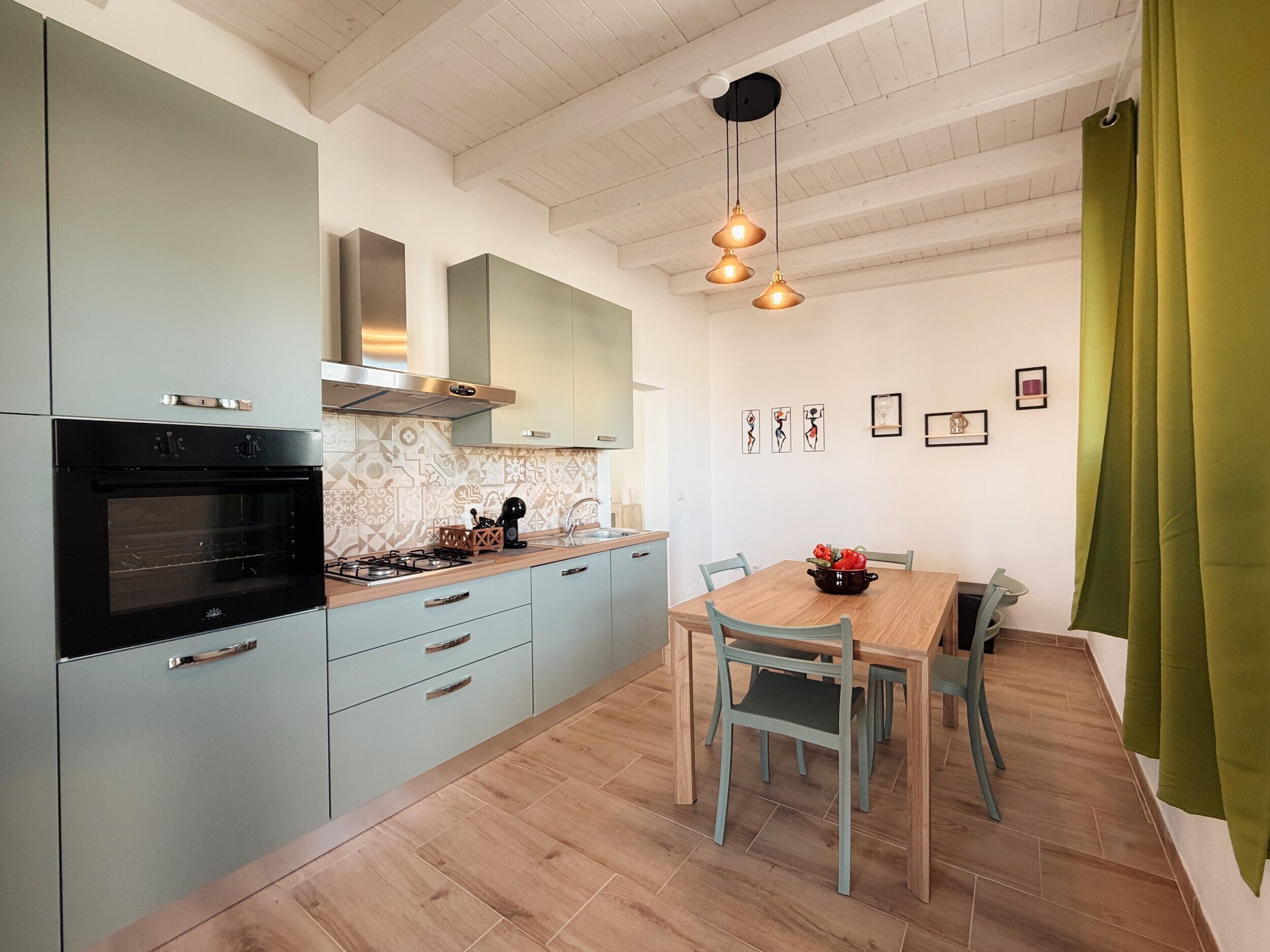 Kühlschrank, Ofen, Herdplatte, Wasserkocher mit Kaffee-/Teezubehör