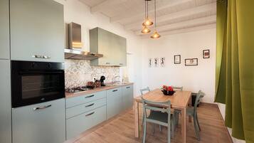 Kühlschrank, Ofen, Herdplatte, Wasserkocher mit Kaffee-/Teezubehör