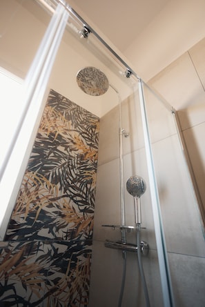 Dusche, Haartrockner, Handtücher
