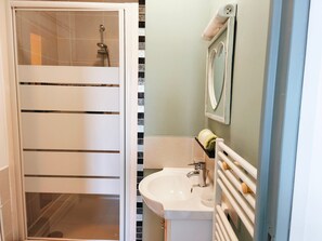 Shower, hair dryer, towels