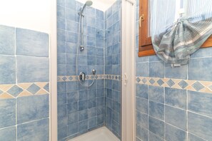 Ducha, secador de pelo y toallas