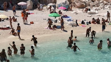 Una spiaggia nelle vicinanze