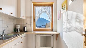 Kühlschrank, Ofen, Herdplatte, Wasserkocher mit Kaffee-/Teezubehör