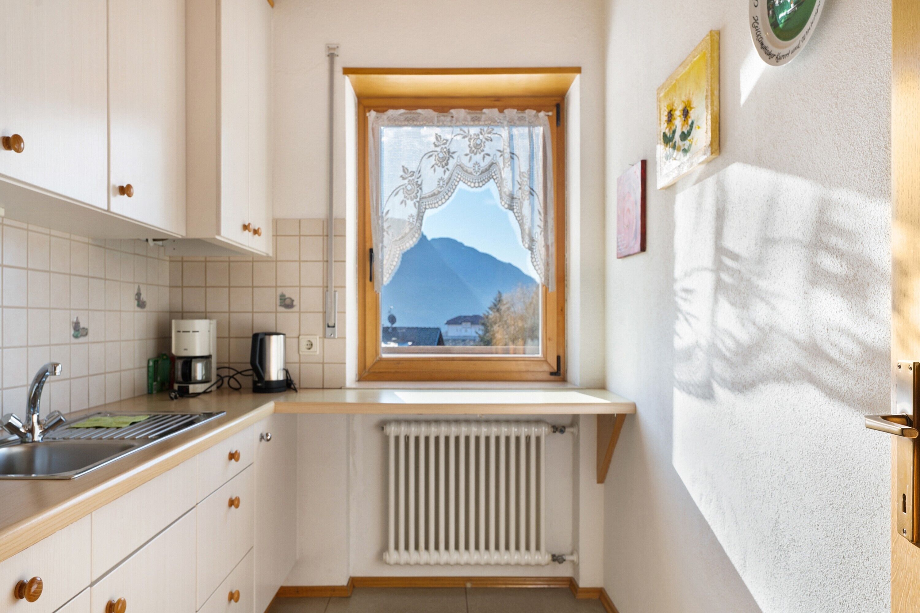 Fridge, oven, stovetop, coffee/tea maker