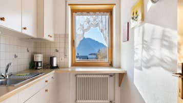 Fridge, oven, stovetop, coffee/tea maker