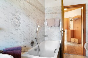 Shower, hair dryer, towels - Apartment 1 Lindebauer in Tyrol – Mountain View, Balcony, Wi-Fi (Tirol)