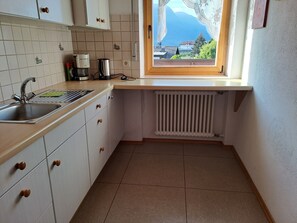Kühlschrank, Ofen, Herdplatte, Wasserkocher mit Kaffee-/Teezubehör