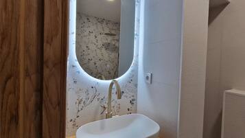 Een douche, een haardroger, handdoeken