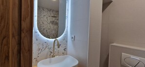 Douche, séchoir à cheveux, serviettes fournies