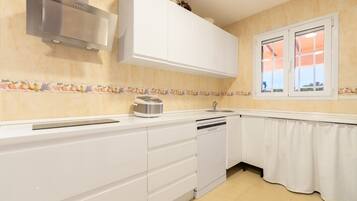 Een koelkast, een magnetron, een oven, een kookplaat