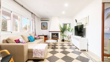 Een televisie en een open haard