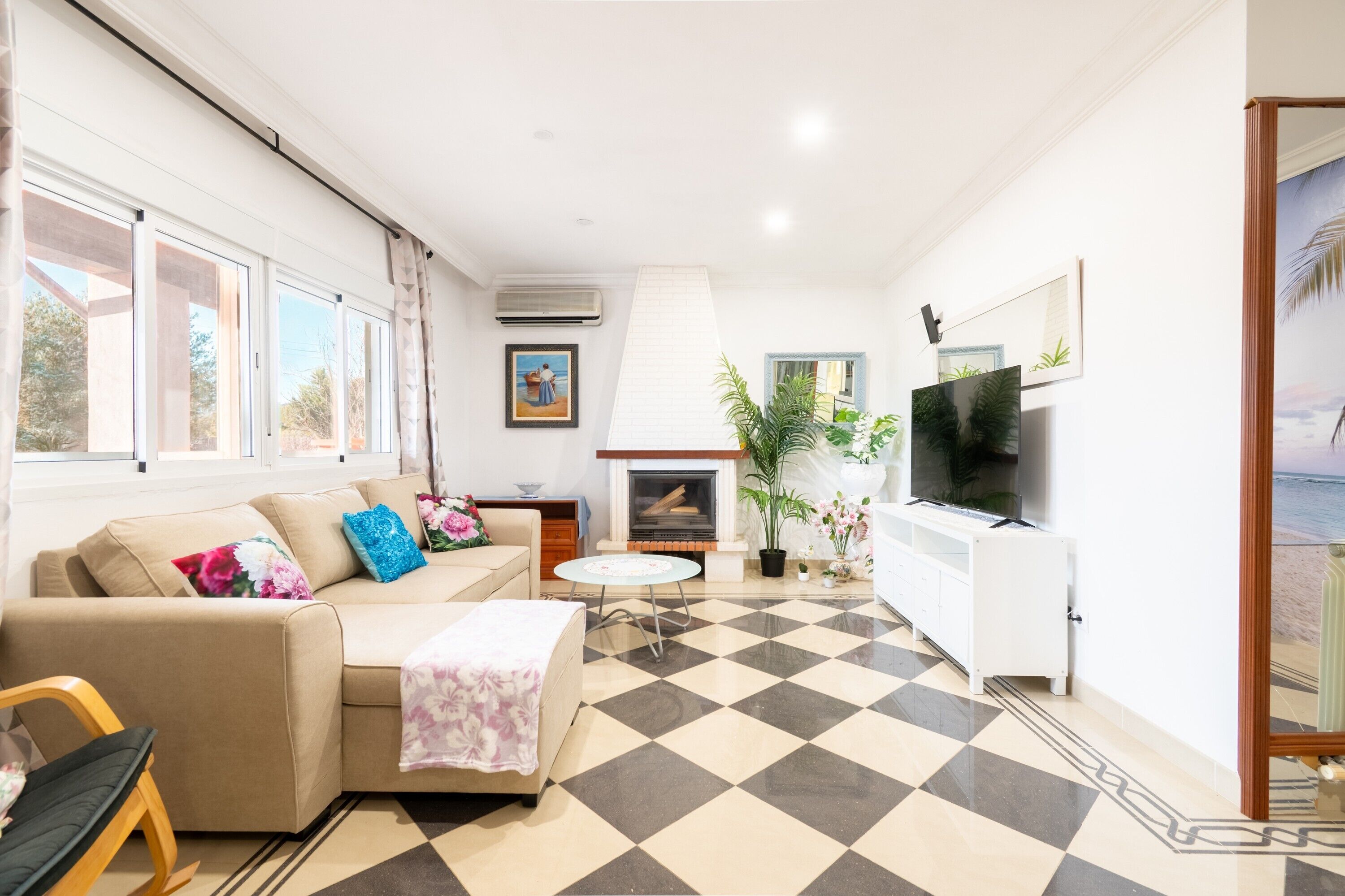 Een televisie en een open haard