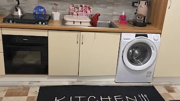 Frigorifero, forno, piano cottura, bollitore elettrico