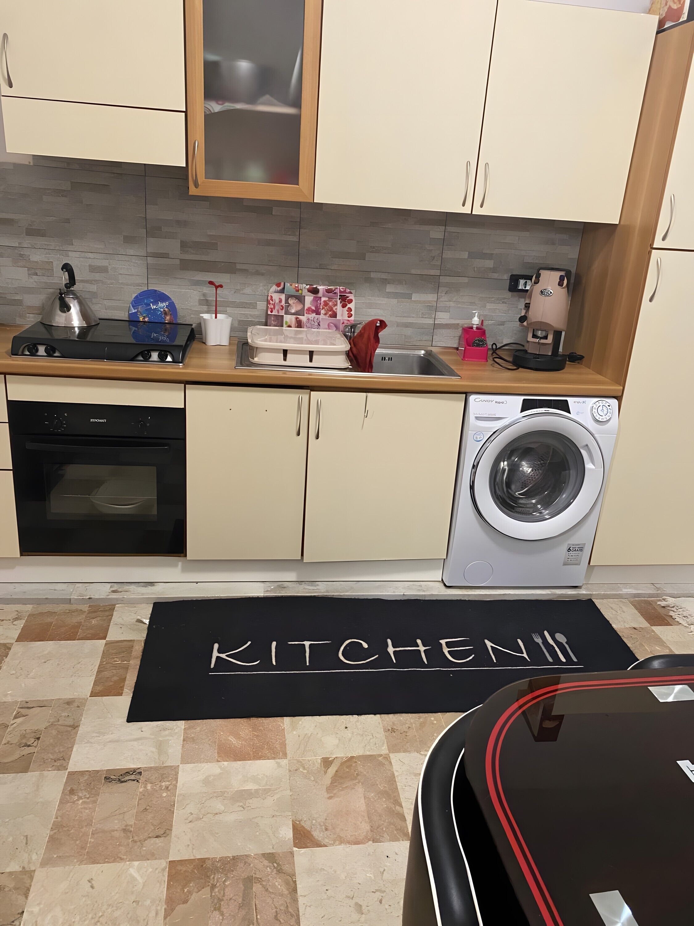 Frigorifero, forno, piano cottura, bollitore elettrico