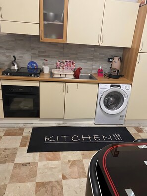 Frigorifero, forno, piano cottura, bollitore elettrico