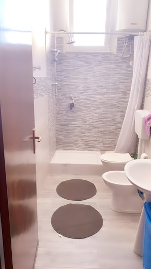 Ein modernes Badezimmer mit Dusche, Toilette und Waschbecken.