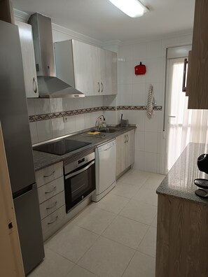 Een koelkast, een magnetron, een oven, een kookplaat