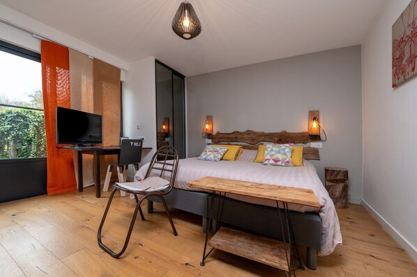 WiFi, bed sheets, wheelchair access