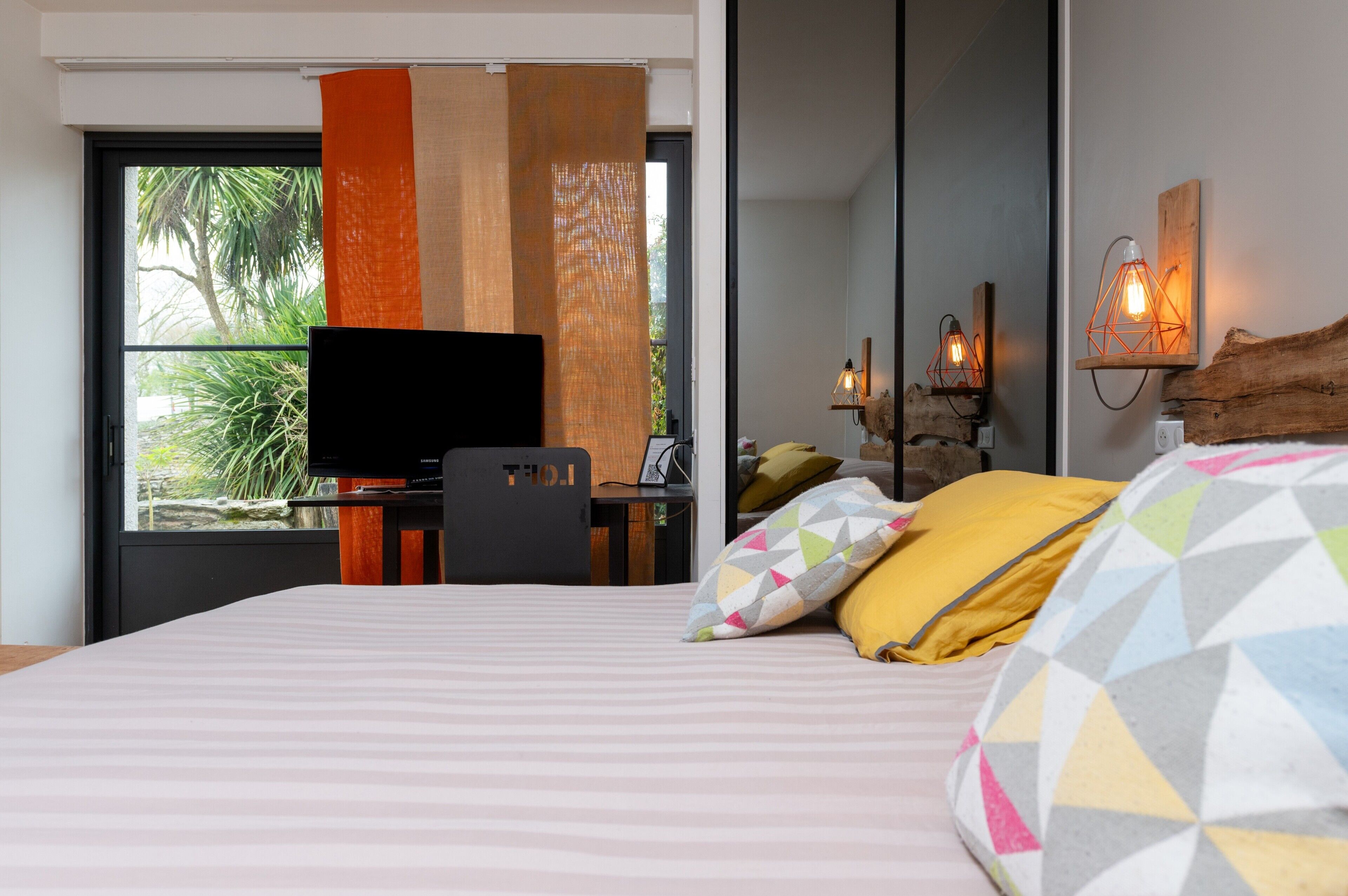 WiFi, bed sheets, wheelchair access