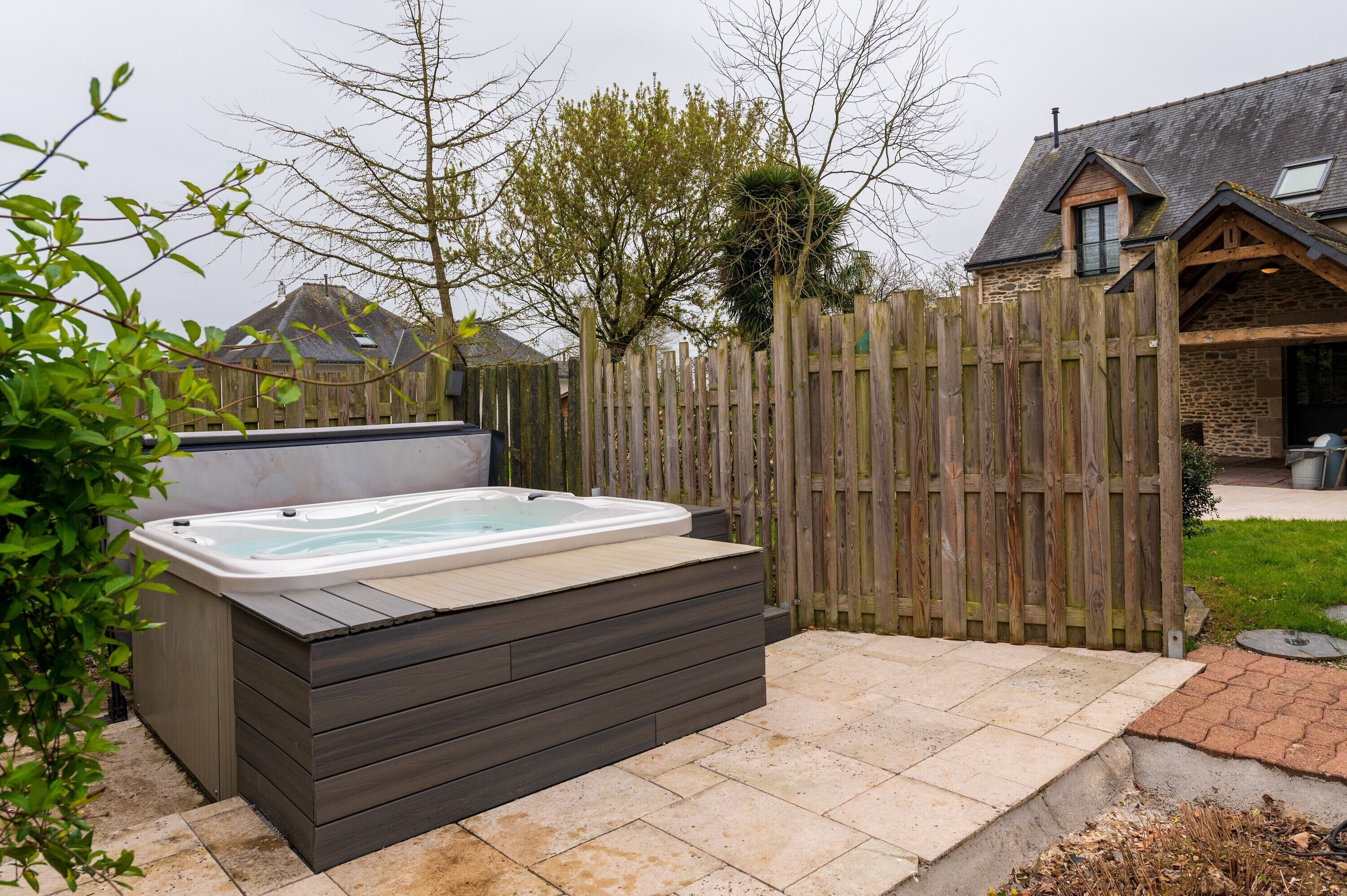 Outdoor spa tub