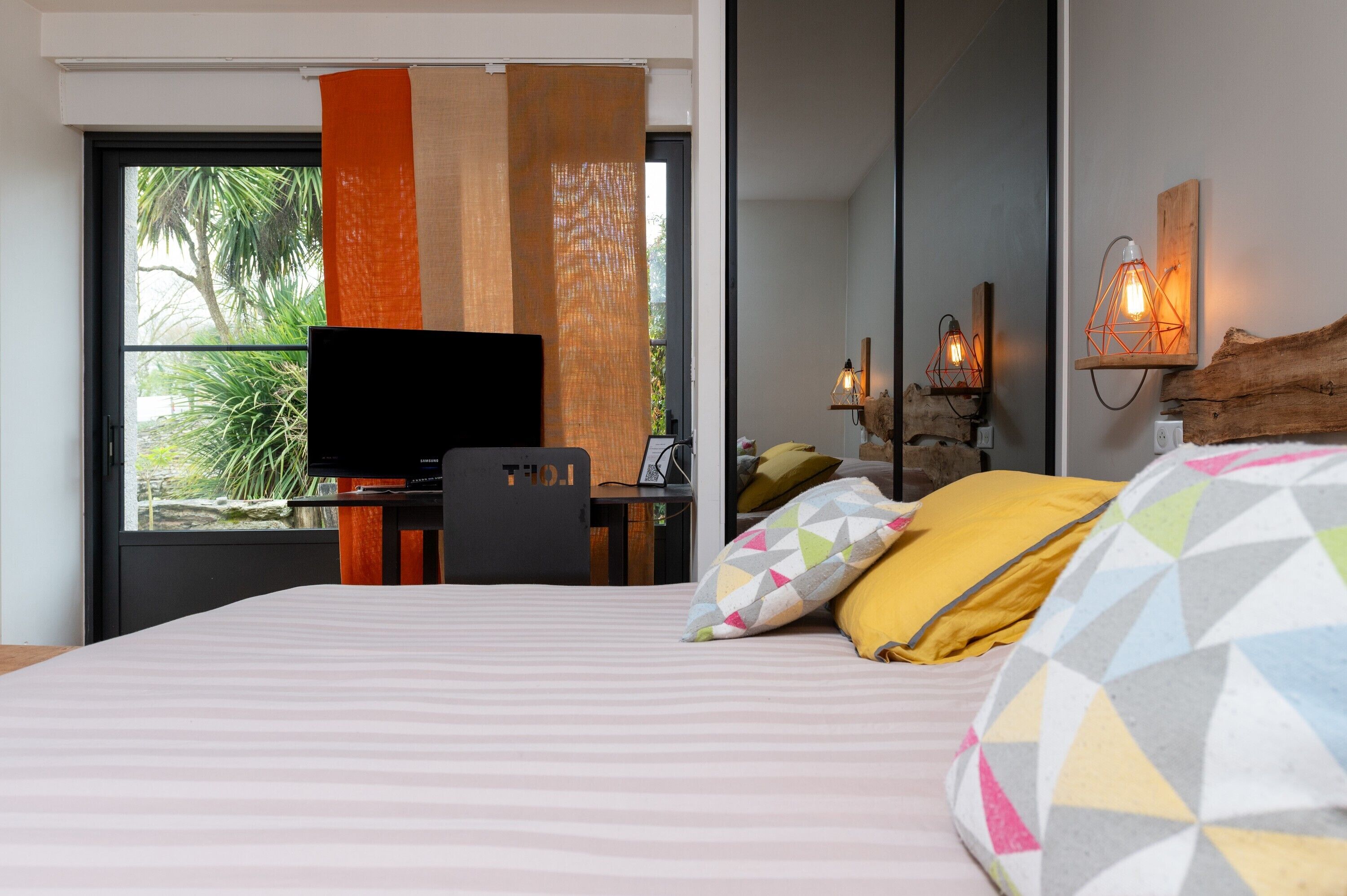 WiFi, bed sheets, wheelchair access