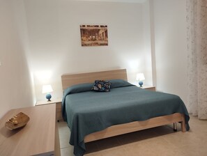 Tabla de planchar con plancha, wifi, ropa de cama