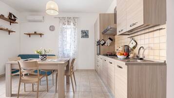 Frigorifero, microonde, forno, piano cottura