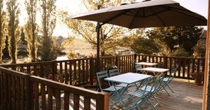 Outdoor dining - Guest Room “Castanea, Le Grenier” with Shared Terrace, Garden and Wi-Fi (Les Epesses)