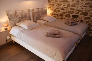 Room - Guest Room “Castanea, Le Grenier” with Shared Terrace, Garden and Wi-Fi (Les Epesses)