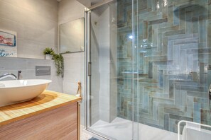 Shower, hair dryer, towels - Apartment 'Mateuet' with Sea Views, Wi-Fi, and Air Conditioning (Calpe)