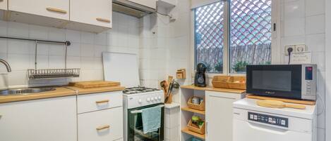 Jääkaappi, mikroaaltouuni, uuni, liesi