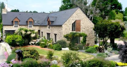 La Porte des Secrets Guest Room – Les Hortensias