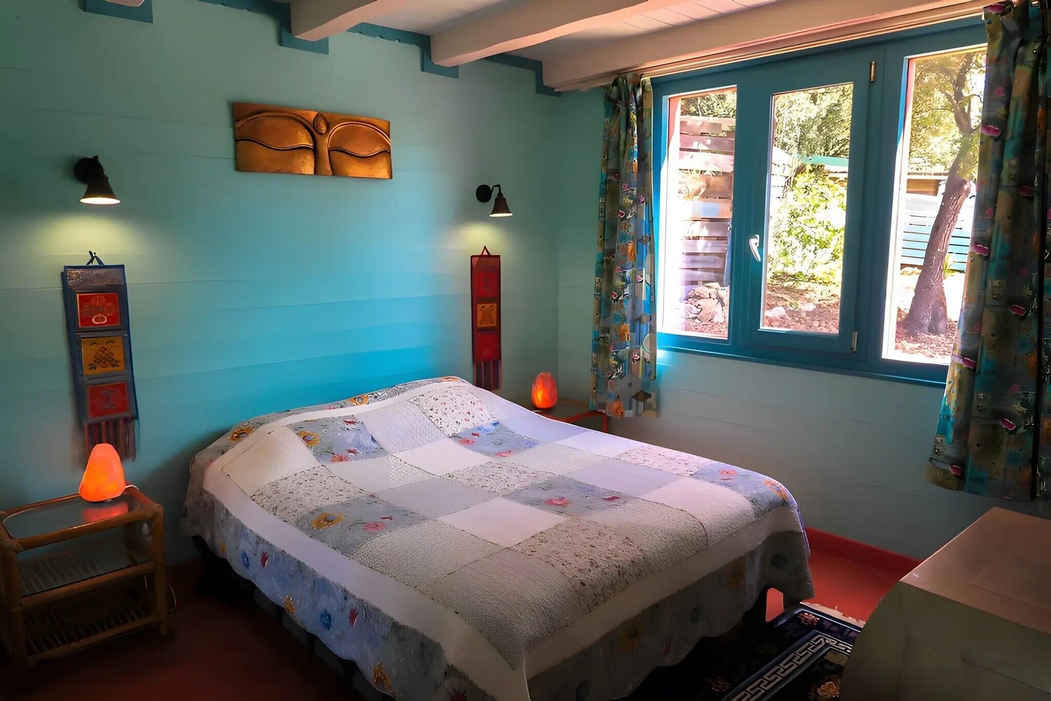 Iron/ironing board, bed sheets