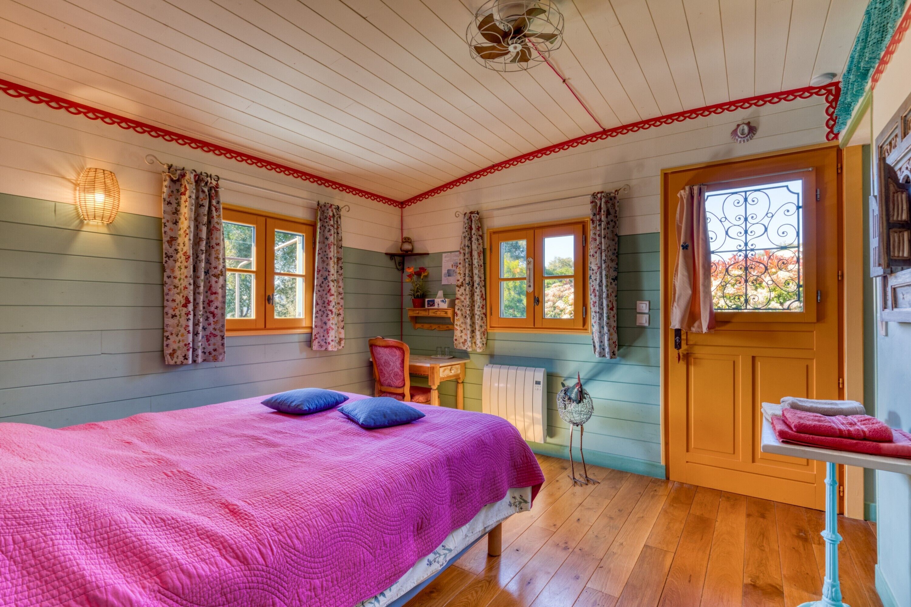 Iron/ironing board, bed sheets