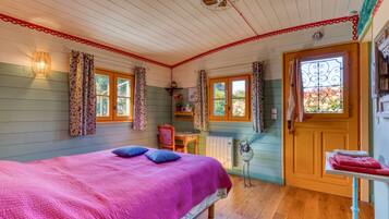 Iron/ironing board, bed sheets