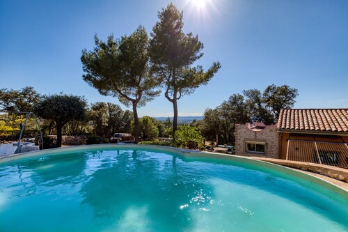 Charme et confort en nature,une touche bohème avec piscine et vue splendide.