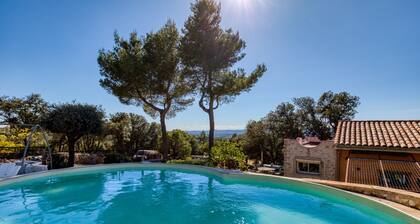 Charme et confort en nature,une touche bohĂšme avec piscine et vue splendide.