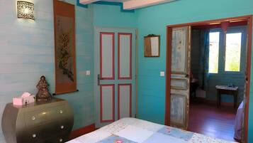 Een strijkplank/strijkijzer, beddengoed