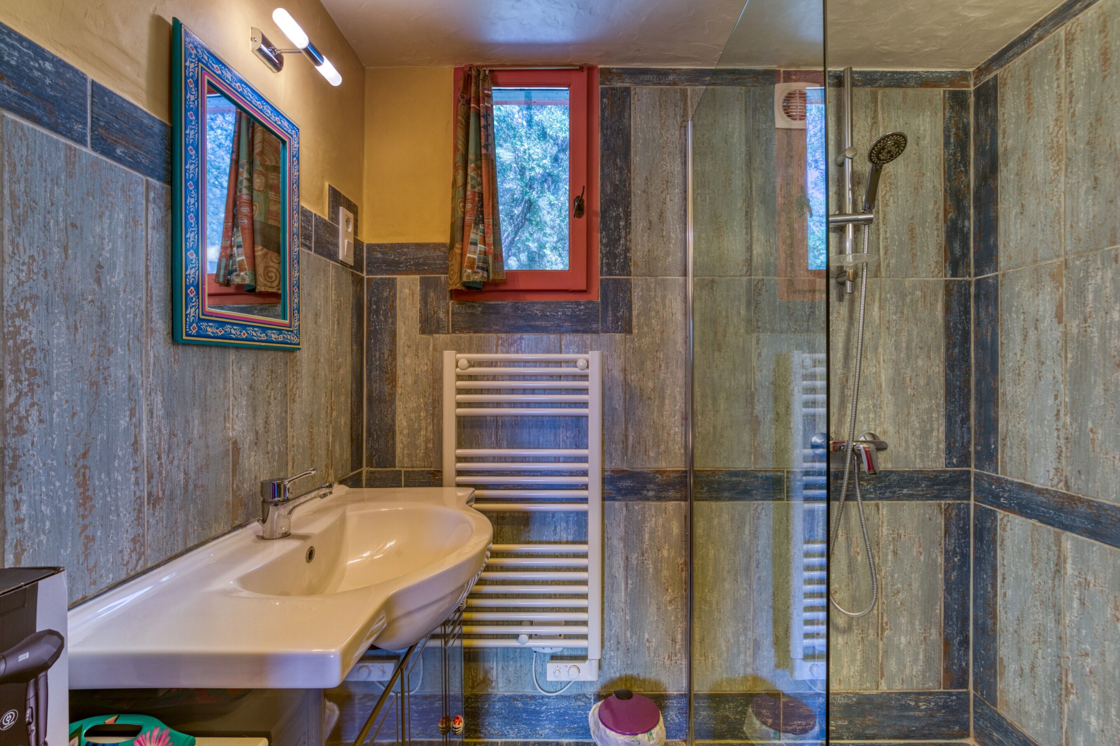 Een douche, een haardroger, handdoeken