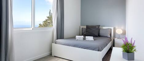 Tabla de planchar con plancha, wifi y ropa de cama