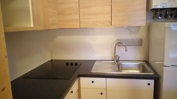 Kühlschrank, Herdplatte, Wasserkocher mit Kaffee-/Teezubehör