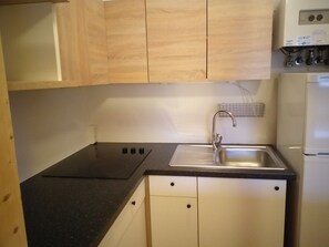 Kühlschrank, Herdplatte, Wasserkocher mit Kaffee-/Teezubehör